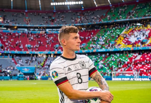 开云平台-克罗斯结束国脚生涯 德媒：弗利克将重组中场