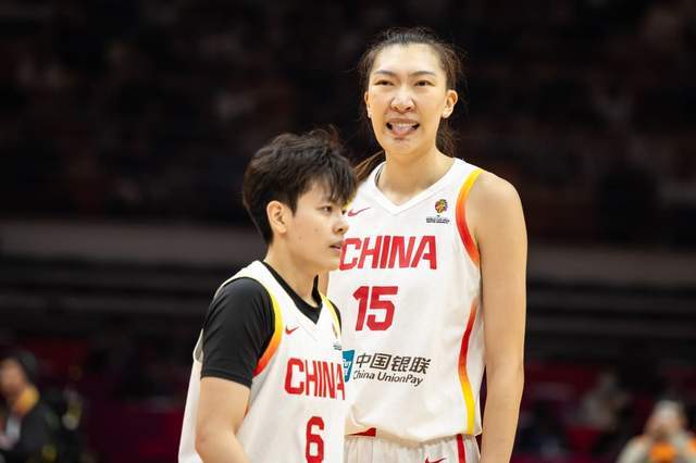 开云下载-叫板宫鲁鸣？前女篮队长真敢说，不满长期封闭集训，调侃没有生活